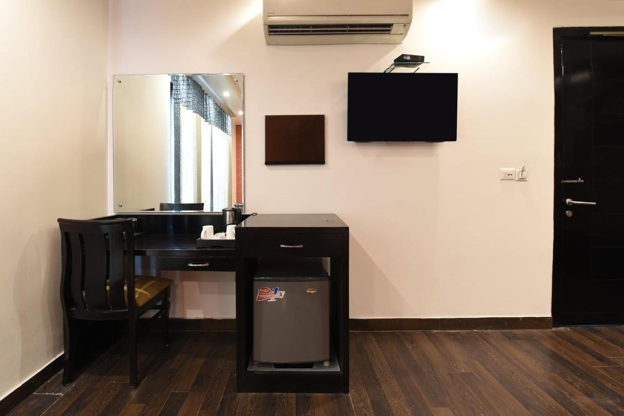 Oyo Flagship 18940 Hotel Swathi New Delhi Buitenkant foto